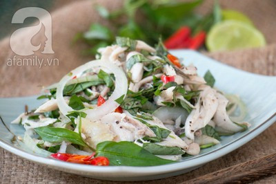 Lấy gà trộn rau răm ra đĩa đến khi gần ăn thì vắt một ít chanh trộn đều là xong!