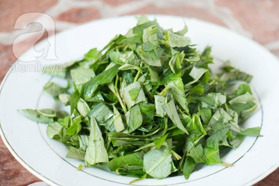 Rau răm nhặt sạch, thái nhỏ.
