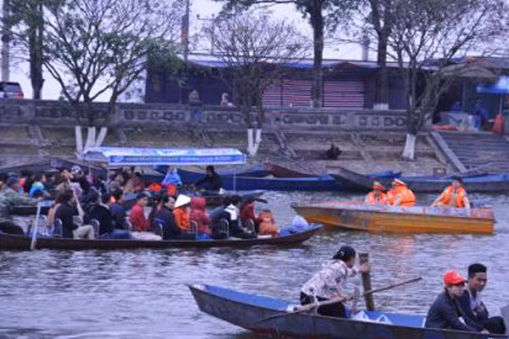 Đò thuyền chở khách trên suối Yến, chùa Hương phải có phao cứu sinh