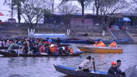 Do thuyen cho khach tren suoi Yen, chua Huong phai co phao cuu sinh - Anh 1
