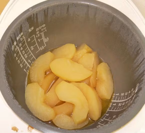 Chẳng cần ra tiệm, nàng vụng về nào cũng sẽ thành công với cách làm bánh táo bằng nồi cơm điện cực dễ này ảnh 3