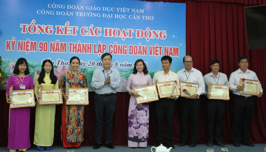 GS.TS Hà Thanh Toàn - Hiệu trưởng Trường ĐH Cần Thơ tặng bằng khen cho các cá nhân có thành tích xuất sắc trong hoạt động Công đoàn