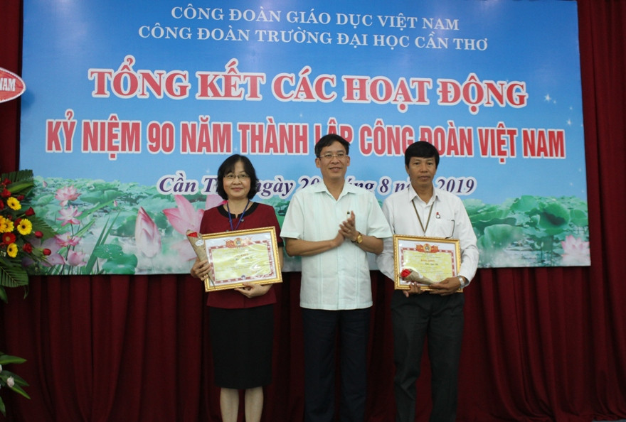 Hai cá nhân Trường ĐH Cần Thơ được tặng bằng khen trong cuộc vận động “Mỗi thầy cô giáo là một tấm gương đạo đức tự học và sáng tạo”