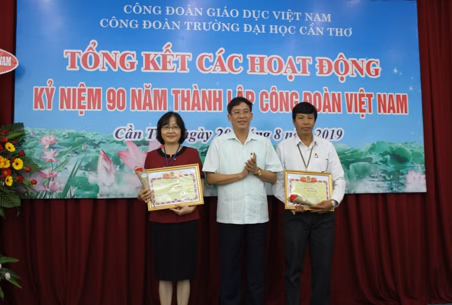 Hai cá nhân Trường ĐH Cần Thơ được tặng bằng khen trong cuộc vận động “Mỗi thầy cô giáo là một tấm gương đạo đức tự học và sáng tạo”
