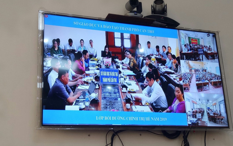 Hội nghị trực tuyến qua hệ thống cầu truyền hình Edumeet với 1 điểm cầu trung tâm và 27 điểm cầu tại các quận, huyện. Hội nghị trực tuyến qua hệ thống cầu truyền hình Edumeet với 1 điểm cầu trung tâm và 27 điểm cầu tại các quận, huyện.