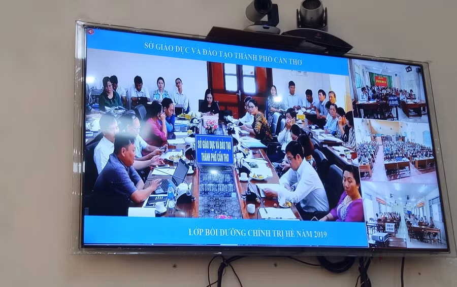 Hội nghị trực tuyến qua hệ thống cầu truyền hình Edumeet với 1 điểm cầu trung tâm và 27 điểm cầu tại các quận, huyện.