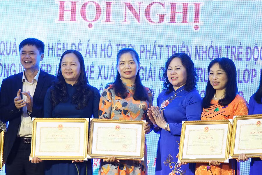 Tặng bằng khen cho các tập thể, cá nhân thực hiện hiệu quả đề án 404. Ảnh Tuấn Anh