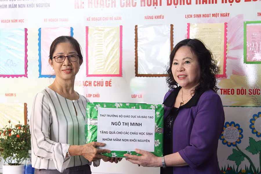 Tặng quà cho học sinh nhóm trẻ Khôi Nguyên