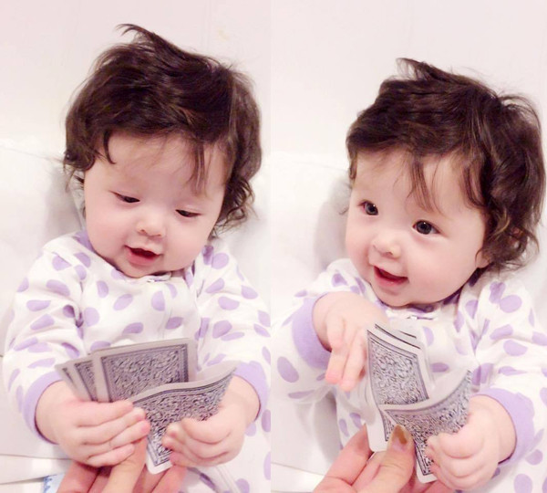 Mê mẩn ngắm "gái xinh" nhà Elly Trần mút tay, tít mắt ảnh 1 Những hình ảnh mới nhất cực đáng yêu của con gái Elly Trần