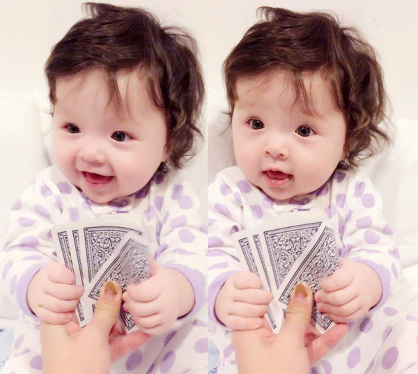 Mê mẩn ngắm "gái xinh" nhà Elly Trần mút tay, tít mắt ảnh 2 Những hình ảnh mới nhất cực đáng yêu của con gái Elly Trần