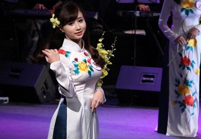 Phạm Thị Duyên trong đêm chung kết Tài hoa duyên dáng Dược 2014
