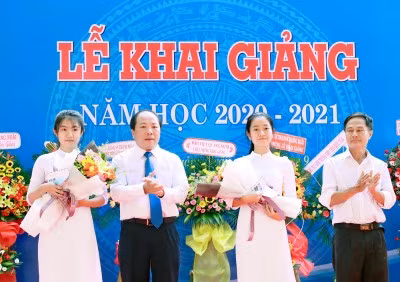 Trường THPT Trần Quốc Tuấn khen thưởng HS trong Lễ khai giảng năm học 2020 - 2021