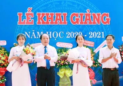 Trường THPT Trần Quốc Tuấn khen thưởng HS trong Lễ khai giảng năm học 2020 - 2021