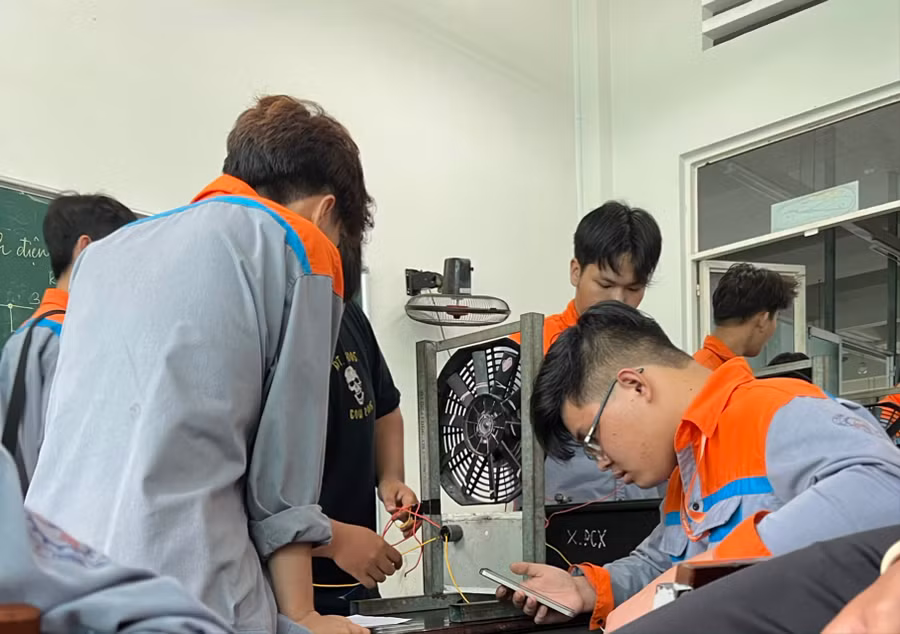 Giờ thực hành của học sinh Trường Cao đẳng Nghề An Giang.