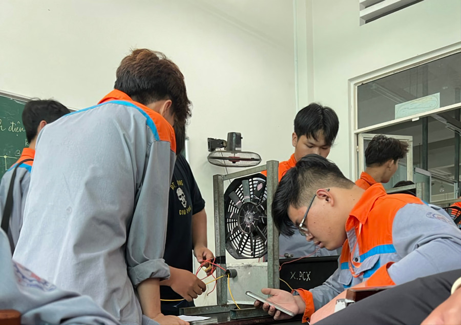 Giờ thực hành của học sinh Trường Cao đẳng Nghề An Giang. Giờ thực hành của học sinh Trường Cao đẳng Nghề An Giang.