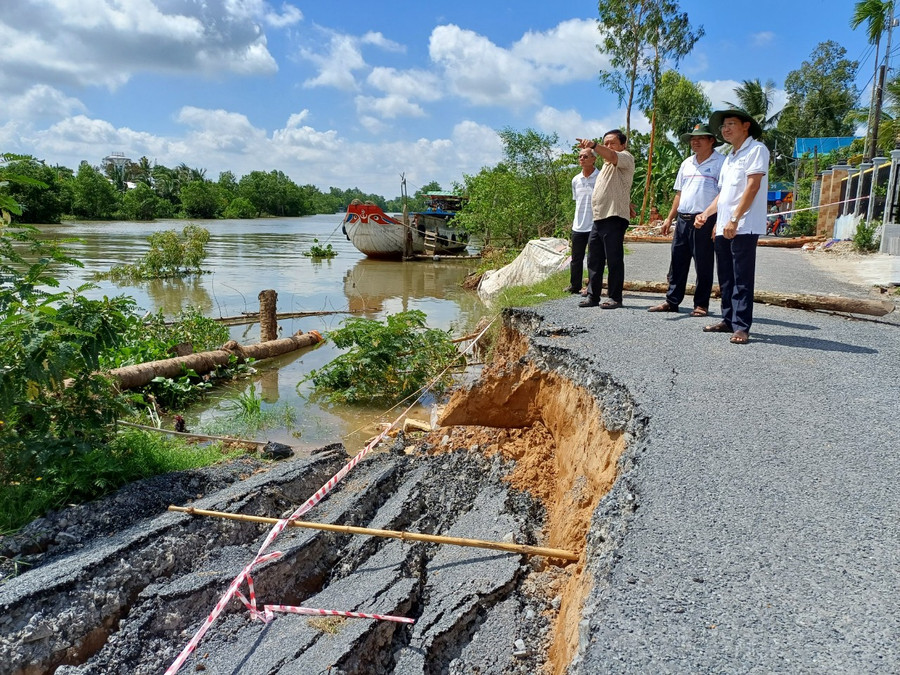 Chính quyền địa phương khảo sát các điểm sạt, lở tìm giải pháp khắc phục. Chính quyền địa phương khảo sát các điểm sạt, lở tìm giải pháp khắc phục.
