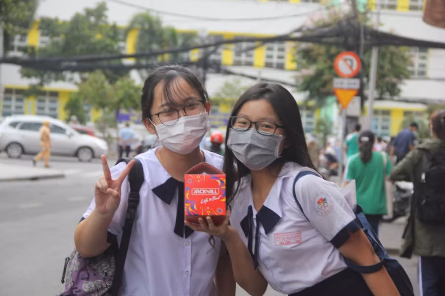 Niềm vui của thí sinh tại điểm thi Trường THCS Colette (Quận 3) sau môn thi Ngoại ngữ.