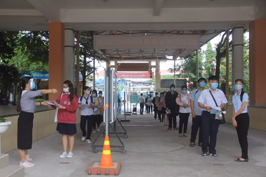 Phân luồng, kẻ vạch để xếp hàng, đảm bảo khoảng cách khi thí sinh vào điểm thi