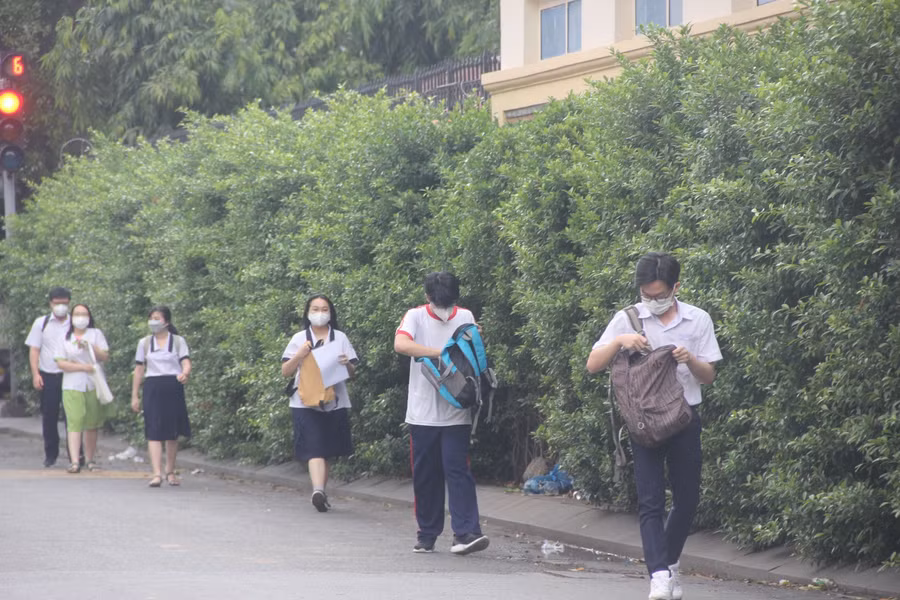 Thí sinh giữ khoảng cách khi di chuyển vào điểm thi