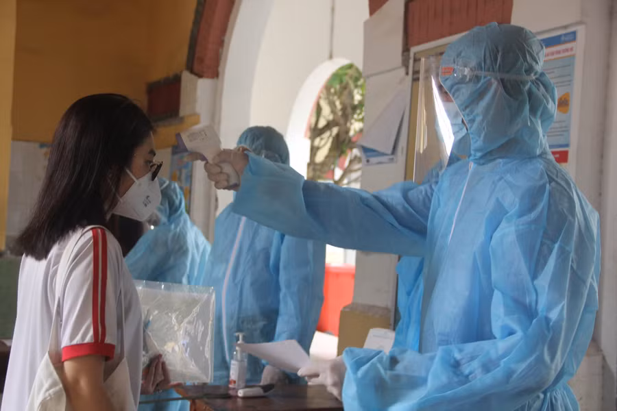 Đo nhiệt độ khi vào cổng điểm thi