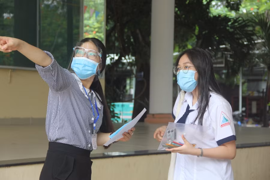 Ở bài thi tổ hợp, các em được sắp xếp lại phòng thi nên được các giáo viên tại điểm thi hướng dẫn hướng lên phòng thi.