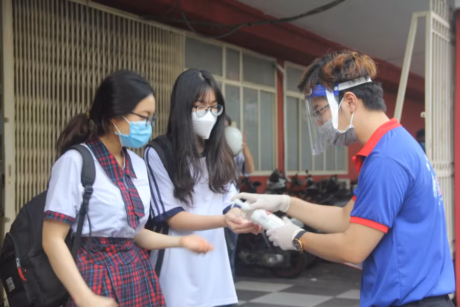 Tuân thủ việc sát khuẩn khi rời điểm thi