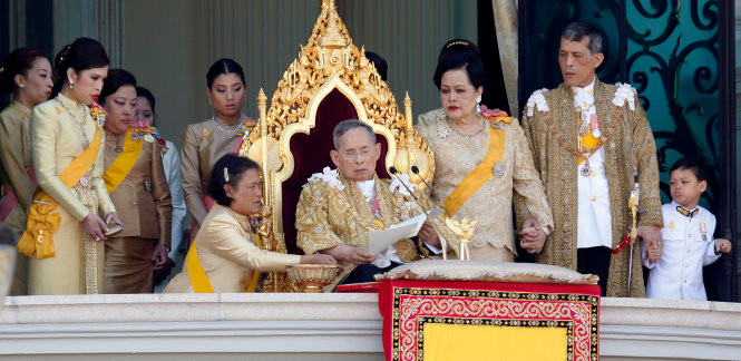 Gia đình hoàng gia Thái Lan, từ trái sang: công chúa (người quỳ), vua, hoàng hậu và hoàng thái tử. Ảnh: zenjournalist.com Gia đình hoàng gia Thái Lan, từ trái sang: công chúa (người quỳ), vua, hoàng hậu và hoàng thái tử. Ảnh: zenjournalist.com