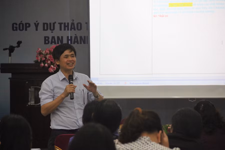 Vụ trưởng Vụ GDMN (Bộ GD&ĐT) Nguyễn Bá Minh chia sẻ với các đại biểu về những vấn đề cần góp ý Vụ trưởng Vụ GDMN (Bộ GD&ĐT) Nguyễn Bá Minh chia sẻ với các đại biểu về những vấn đề cần góp ý