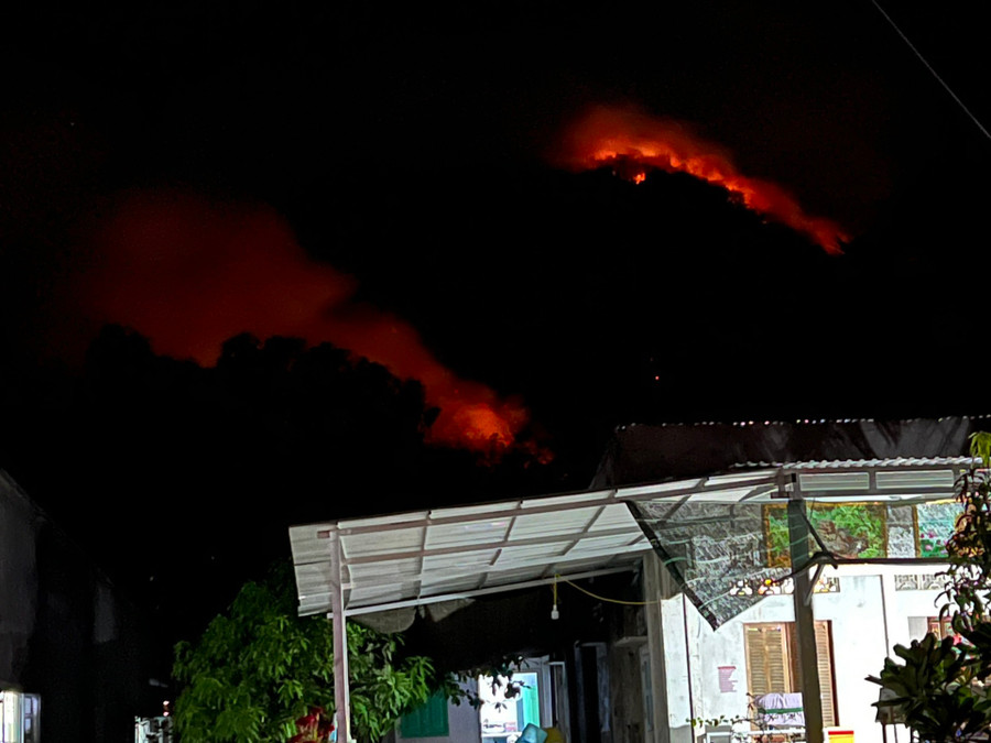 Ngọn lửa lớn cháy núi Cô Tô (xã Núi Tô, huyện Tri Tôn) trông thấy từ xa. Ngọn lửa lớn cháy núi Cô Tô (xã Núi Tô, huyện Tri Tôn) trông thấy từ xa.