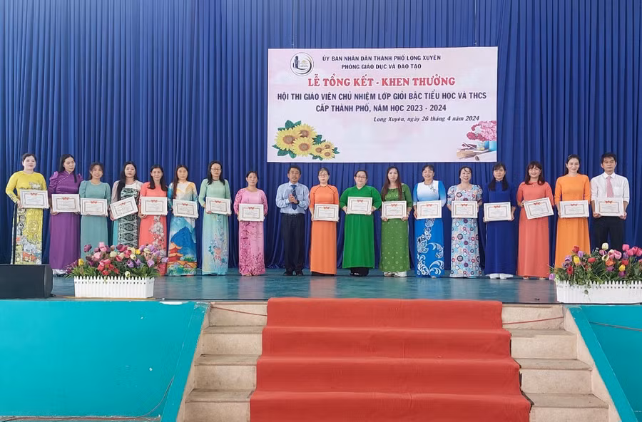 Ông Dương Kiếm Anh - Trưởng phòng GD&amp;ĐT TP Long Xuyên (An Giang) trao Giấy khen giáo viên chủ nhiệm giỏi tiểu học.