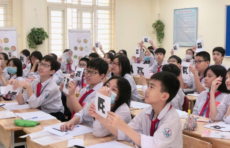 Trong giờ học Khoa học tự nhiên tại Trường THCS Mỗ Lao, Hà Đông, Hà Nội. Trong giờ học Khoa học tự nhiên tại Trường THCS Mỗ Lao, Hà Đông, Hà Nội.