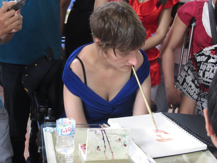 Một họa sĩ khuyết tật vẽ bằng miệng đến thăm và giao lưu với các bạn ở hội quán DRD