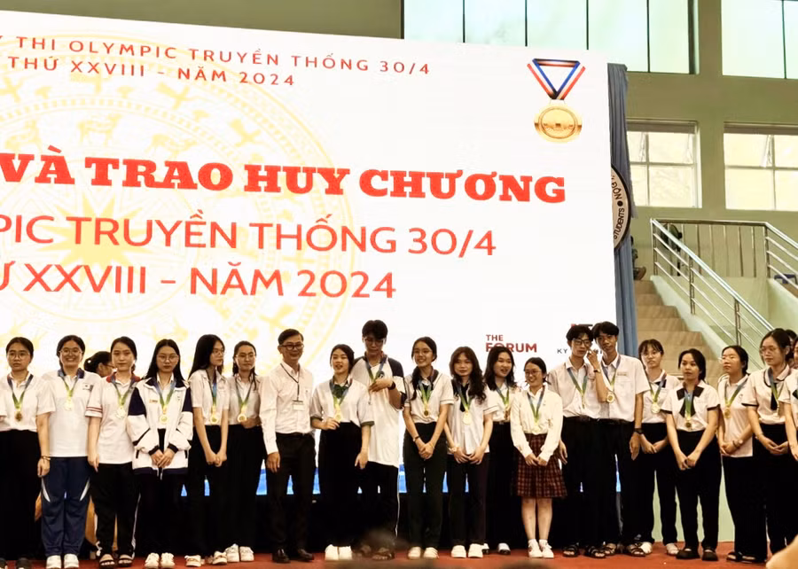 Đội tuyển học sinh Trường THPT chuyên Thoại Ngọc Hầu (An Giang) đạt 49 huy chương Cuộc thi Olympic truyền thống 30/4 lần thứ 28.