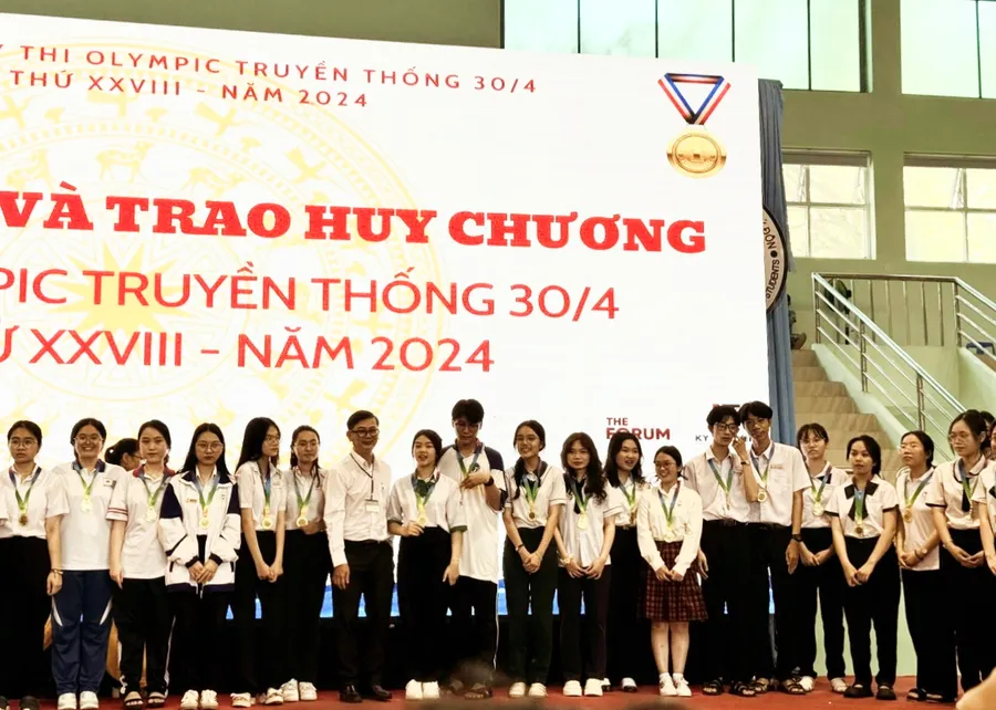 Đội tuyển học sinh Trường THPT chuyên Thoại Ngọc Hầu (An Giang) đạt 49 huy chương Cuộc thi Olympic truyền thống 30/4 lần thứ 28.