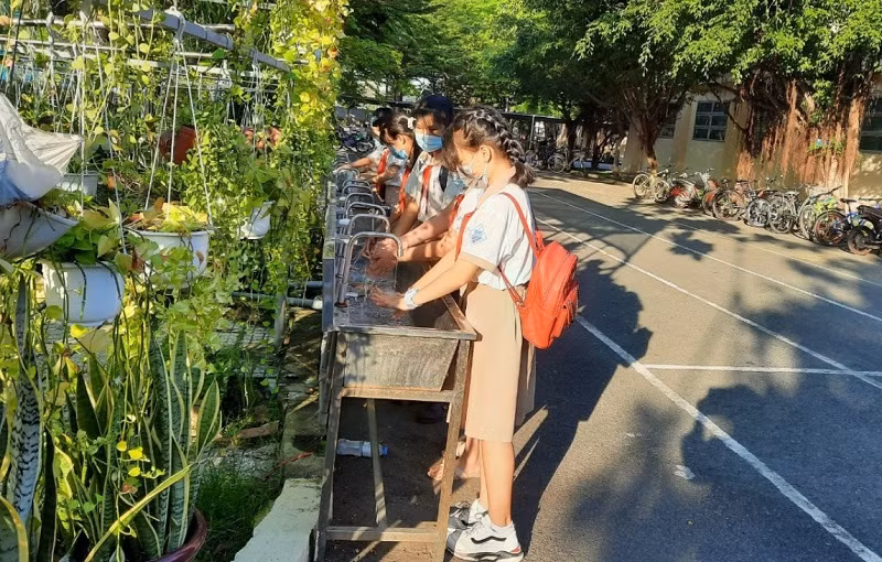 Học sinh Trường THCS Lương Định Của rửa tay sát khuẩn trước khi vào lớp.