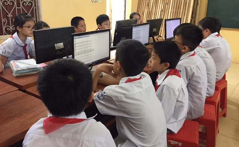 Học sinh Trường Tiểu học Trần Phú (Tam Điệp, Ninh Bình) trong giờ tin học. Ảnh: TG