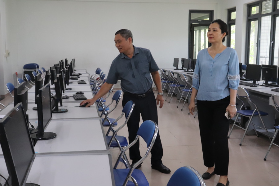 Hệ thống máy tính của phòng Tin học, Trường THPT Phan Châu Trinh (Đà Nẵng) được kiểm tra lại trước ngày diễn ra kỳ thi tuyển sinh lớp 10, đảm bảo học sinh thi chuyên Tin không bị trục trặc máy móc. Hệ thống máy tính của phòng Tin học, Trường THPT Phan Châu Trinh (Đà Nẵng) được kiểm tra lại trước ngày diễn ra kỳ thi tuyển sinh lớp 10, đảm bảo học sinh thi chuyên Tin không bị trục trặc máy móc.