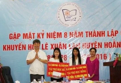 Trao học bổng cho HSSV mồ côi, học giỏi từ Quỹ khuyến học Lê Xuân Lan