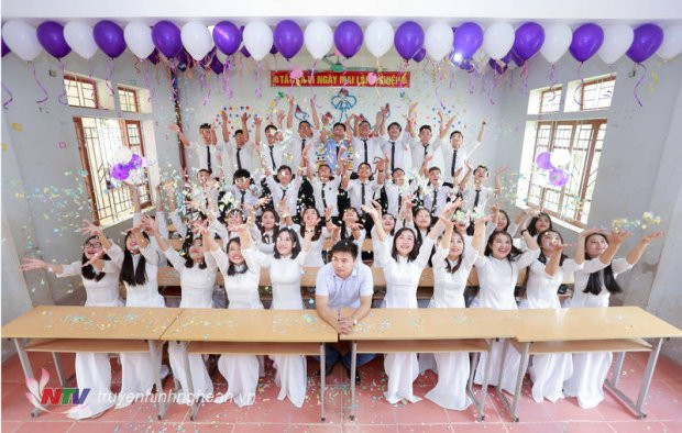 Tập thể lớp 12A1, trường THPT Đô Lương III. Lớp có 41 em thì có 40 em đậu nguyện vọng 1, trong đó có 3 em xét tuyển học bạ và 1 em đậu đại học nguyện vọng 2. Ảnh: Báo Nghệ An. Tập thể lớp 12A1, trường THPT Đô Lương III. Lớp có 41 em thì có 40 em đậu nguyện vọng 1, trong đó có 3 em xét tuyển học bạ và 1 em đậu đại học nguyện vọng 2. Ảnh: Báo Nghệ An.