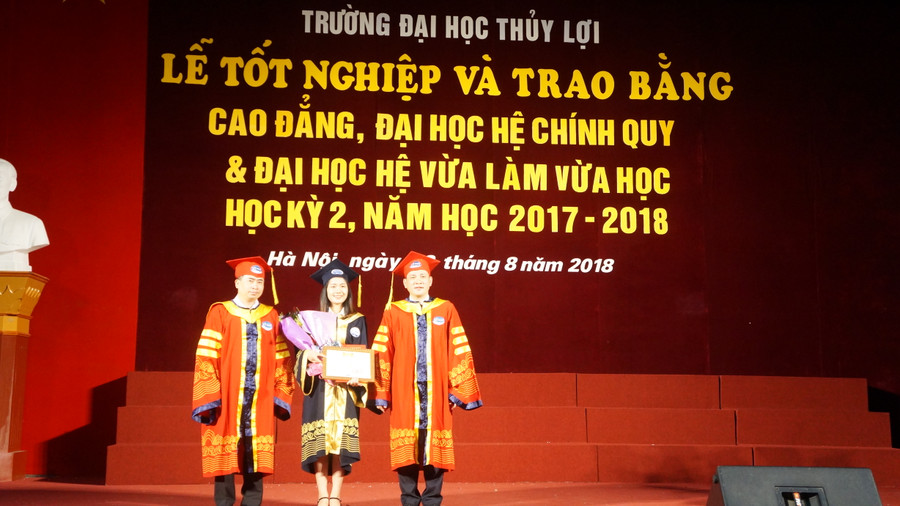 GS.TS Nguyễn Trung Việt và PGS.TS Nguyễn Tuấn Anh trao giấy khen của Hiệu trưởng Trường ĐH Thủy Lợi cho cử nhân Nguyễn Thùy Linh (56K – TN) – thủ khoa xuất sắc, học kỳ 2 năm học 2017 – 2018.