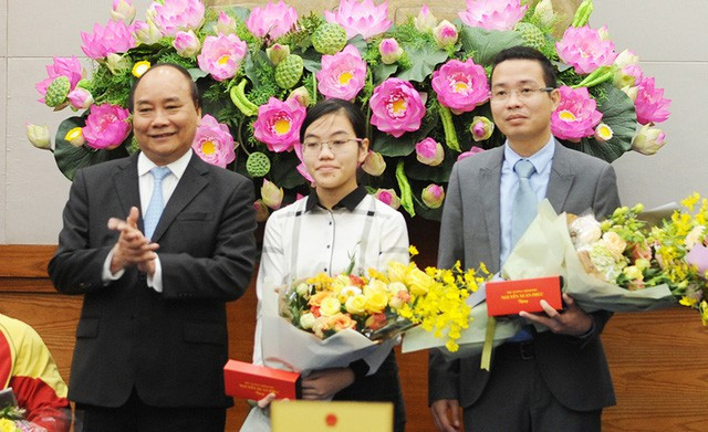 Đinh Hương Thảo (giữa ảnh) được Thủ tướng Nguyễn Xuân Phúc tuyên dương. Em là 1 trong 10 Gương mặt trẻ Việt Nam tiêu biểu năm 2016. Ảnh: Giadinh.net Đinh Hương Thảo (giữa ảnh) được Thủ tướng Nguyễn Xuân Phúc tuyên dương. Em là 1 trong 10 Gương mặt trẻ Việt Nam tiêu biểu năm 2016. Ảnh: Giadinh.net