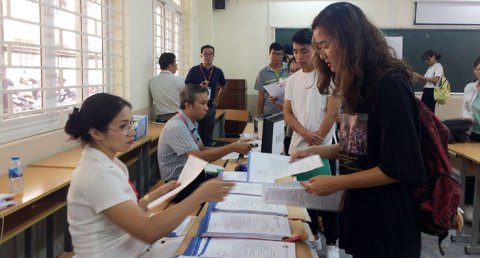Thí sinh làm thủ tục xác nhận nhập học tại trường Đại học Kinh tế quốc dân, sáng 7/8. Ảnh: Trần Oanh (kinhtedothi.vn) Thí sinh làm thủ tục xác nhận nhập học tại trường Đại học Kinh tế quốc dân, sáng 7/8. Ảnh: Trần Oanh (kinhtedothi.vn)