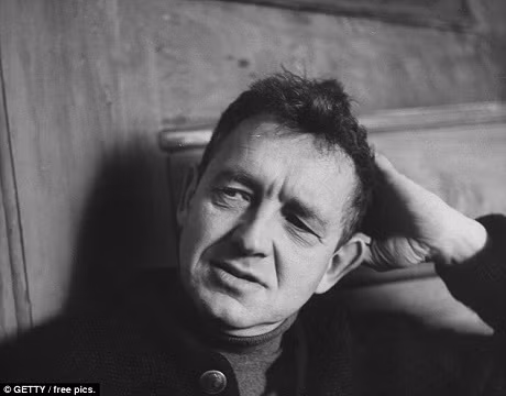 Họa sĩ Andrew Wyeth đã vẽ bức “Thế giới của Christina” sau khi chứng kiến cô bò ngang qua cửa sổ nhà mình.