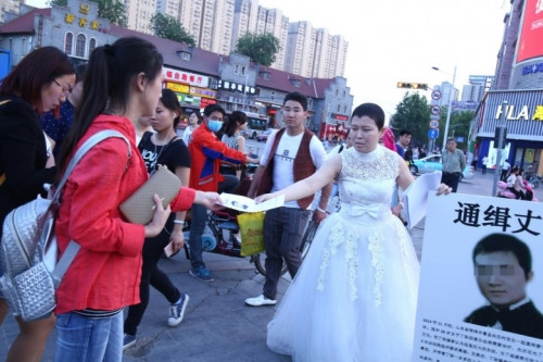 Chồng bội bạc vét sạch tiền, ôm con trai bỏ trốn khi biết vợ ung thư