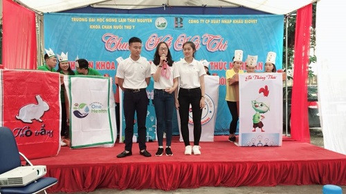 Sinh viên thể hiện khả năng hùng biện