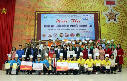 Các đội thi đạt giải cùng BGK và các đại biểu chụp ảnh lưu niệm