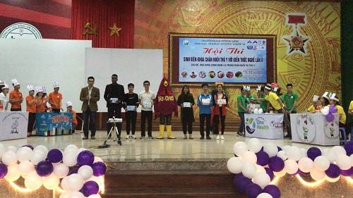 Các khán giả nhiệt tình tham dự Hội thi