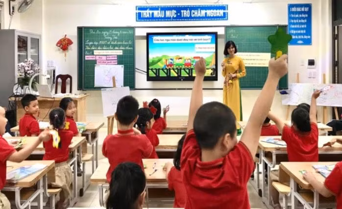 Học sinh hào hứng trong tiết học sáng tạo của cô giáo Lê Thị Na Sa.