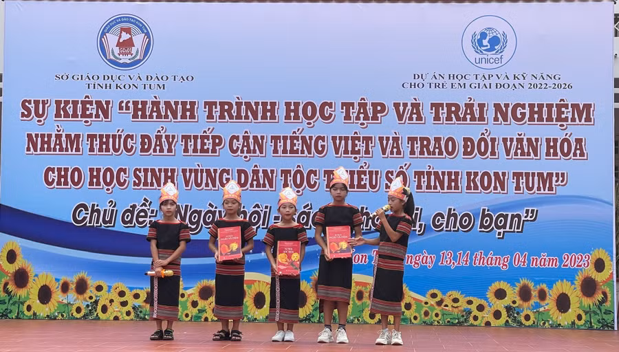 Học sinh Trường Tiểu học Võ Thị Sáu kể chuyện song ngữ Việt - Giẻ Triêng.