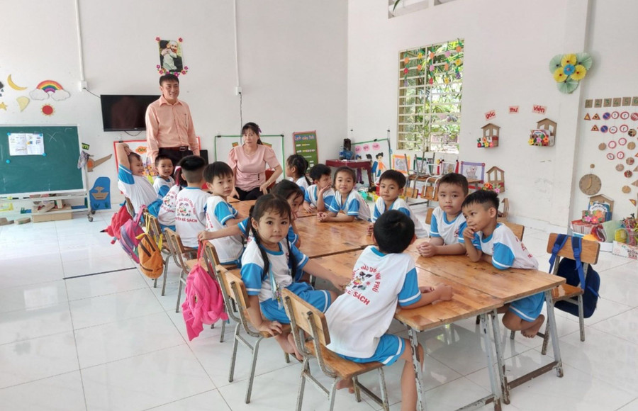 Thầy Mãi thăm lớp mẫu giáo được xây dựng từ sự vận động.